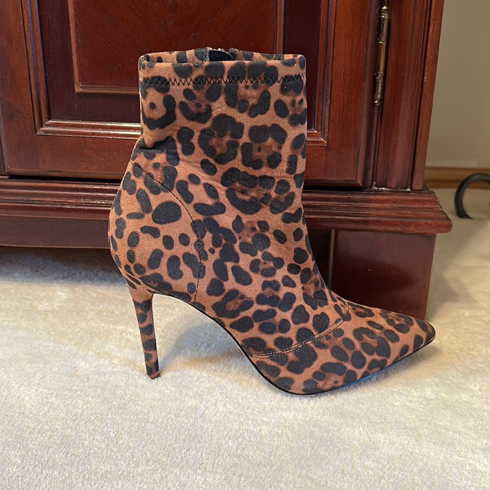 Jessica Simpson leopard size 9 1/2